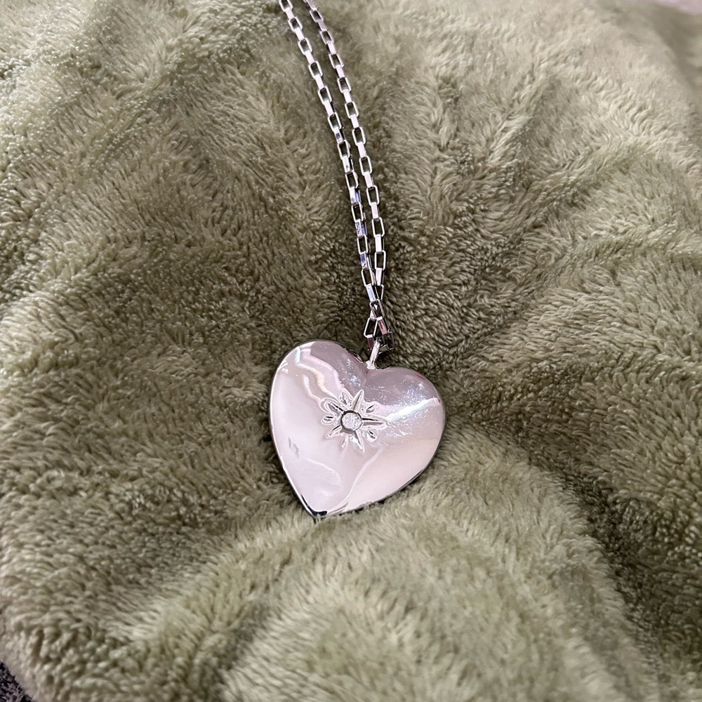 Elegant Silver Heart Necklace - Picture 3 of 5